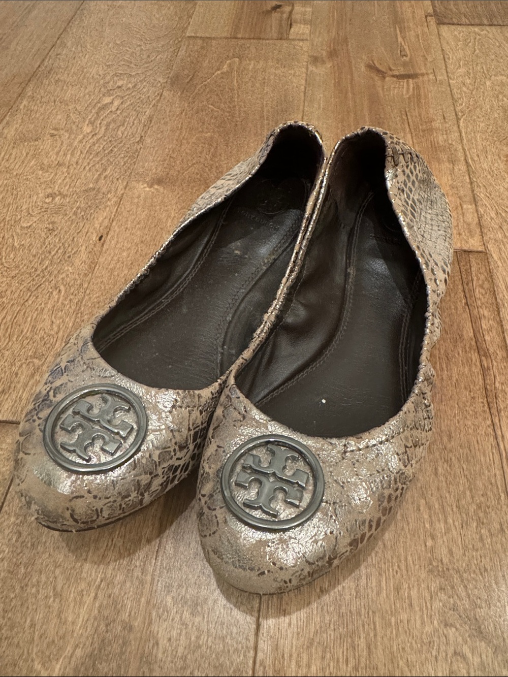 Tory Burch Metallic Snake-Print Logo Ballet Flats in Silver-Taupe women’s 7 1/2